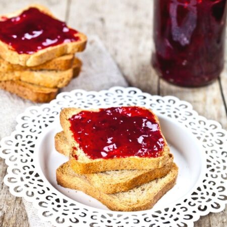 Fette biscottate integrali con marmellata di ciliegie