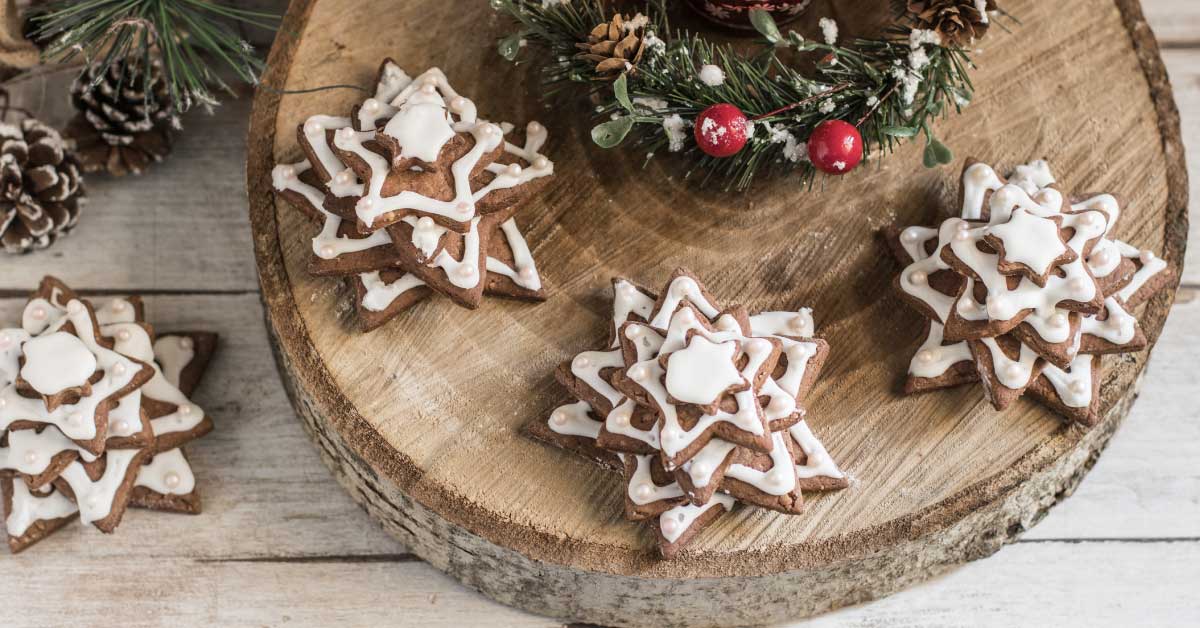 Biscotti a forma di alberi di Natale su ripiano, Nonna Anita