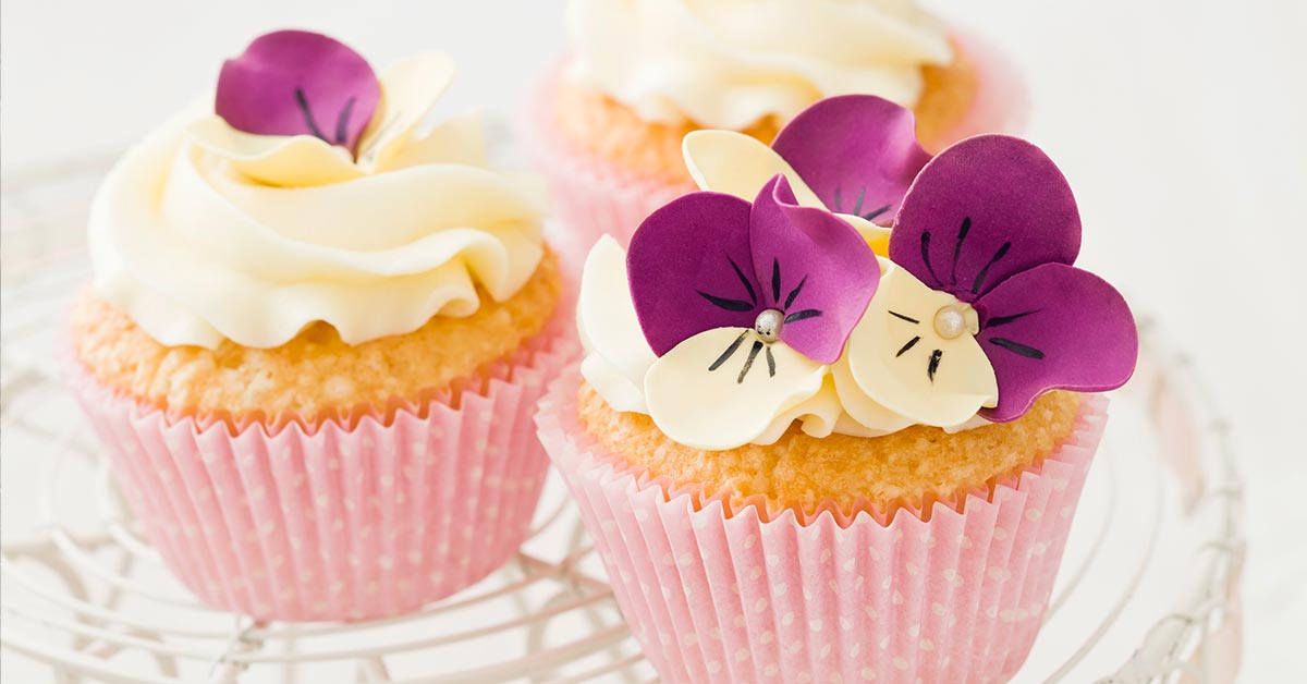 Muffin con decorazione di fiori freschi