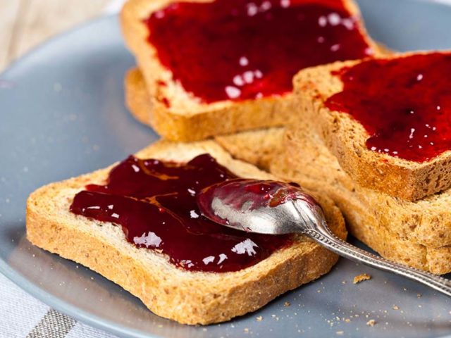fette biscottate integrali con marmellata di ciliegie