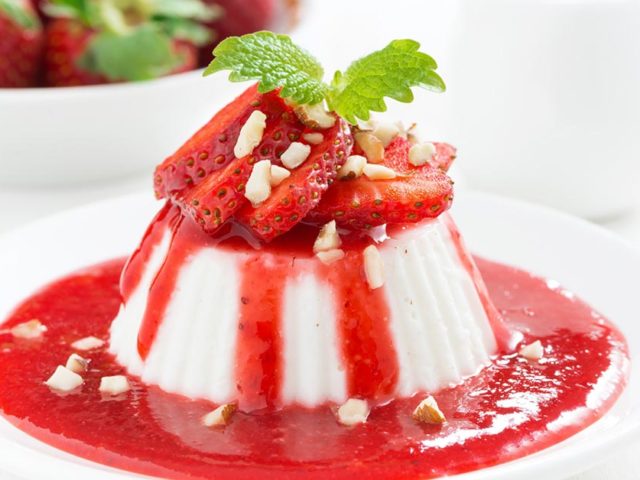 Panna cotta con coulis di fragole