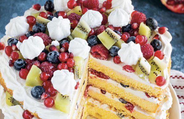 Eton mess cake con frutta fresca assortita